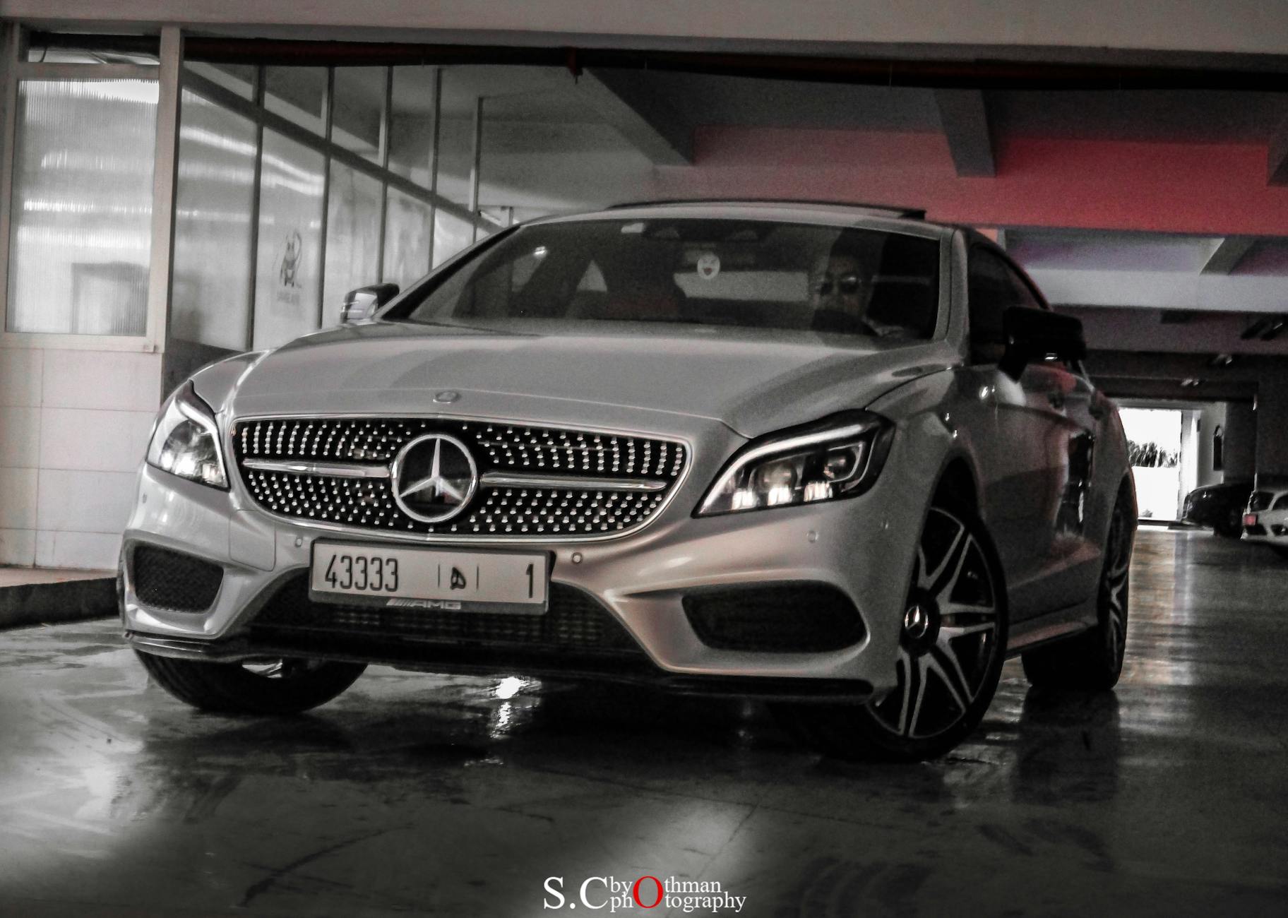 Η πόλη ξεδιπλώθηκε 3 Σιλουέτα στον ορίζοντα στο ηλιοβασίλεμα