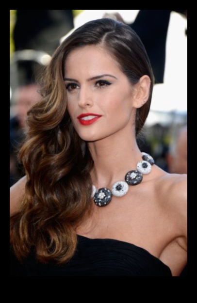 Waves of Glamour: Στυλ εμπνευσμένα από το κόκκινο χαλί για κυματιστά μαλλιά