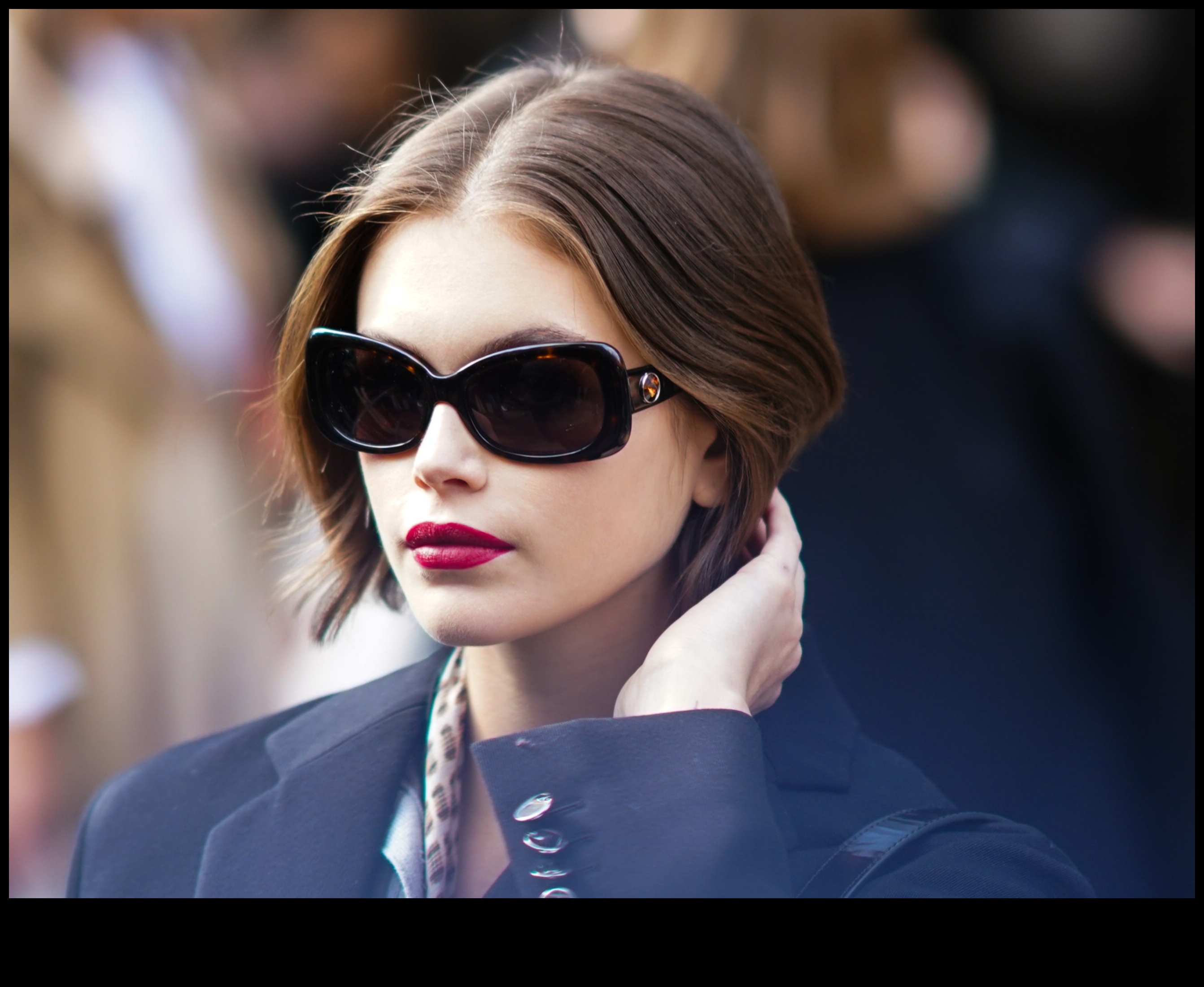 Χαριτωμένα και αριστοκρατικά: Σύντομα χτενίσματα για παιχνιδιάρικη ατμόσφαιρα