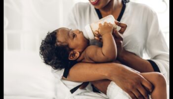 Διατροφή για Νεογέννητα: Ένας Περιεκτικός Παιδιατρικός Οδηγός