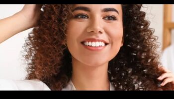 Τολμηρή αναπήδηση: εμπνέει εμπιστοσύνη στις πνευματώδεις μπούκλες σας